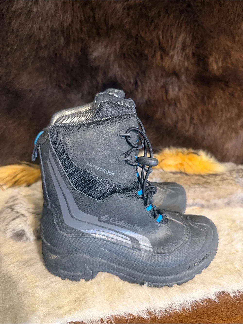 Columbia Kids Black Boots with Blue Accents 4 (5235)